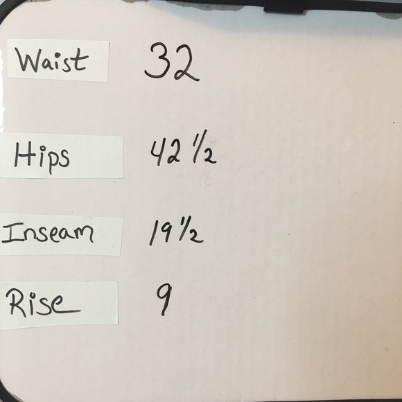 Women’s Levi’s Dark Washed Capris Pants - Picture 14 of 14